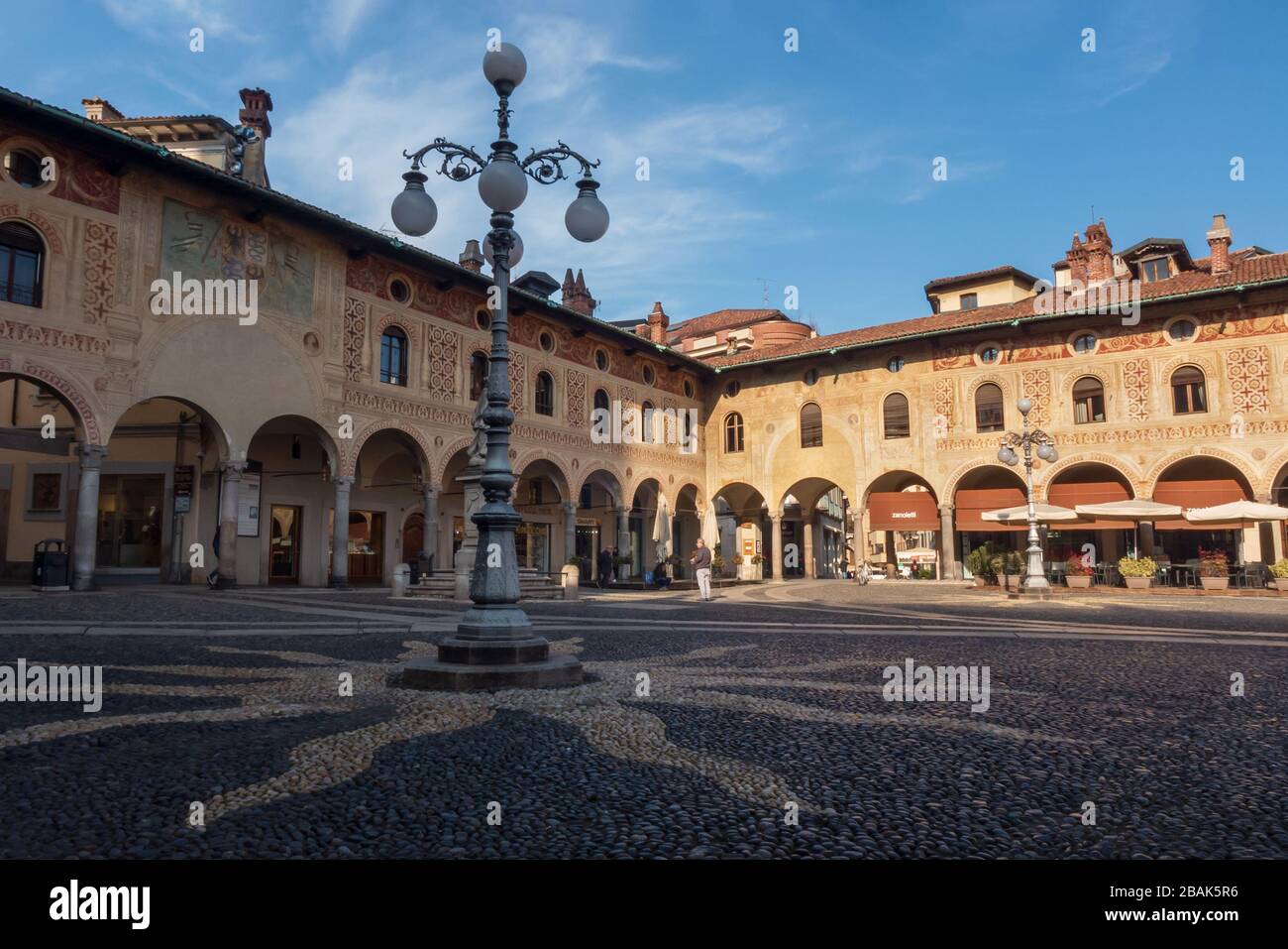 Blick auf den Ducale Platz in der Altstadt von Vigevano, Provinz Pavia, Region Lombardei, Italien Stockfoto