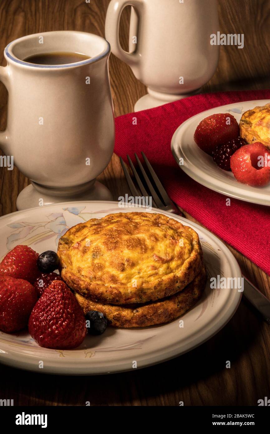 Frühstück Mittag Abendessen mit Quiche und Kaffee Tee Stockfoto
