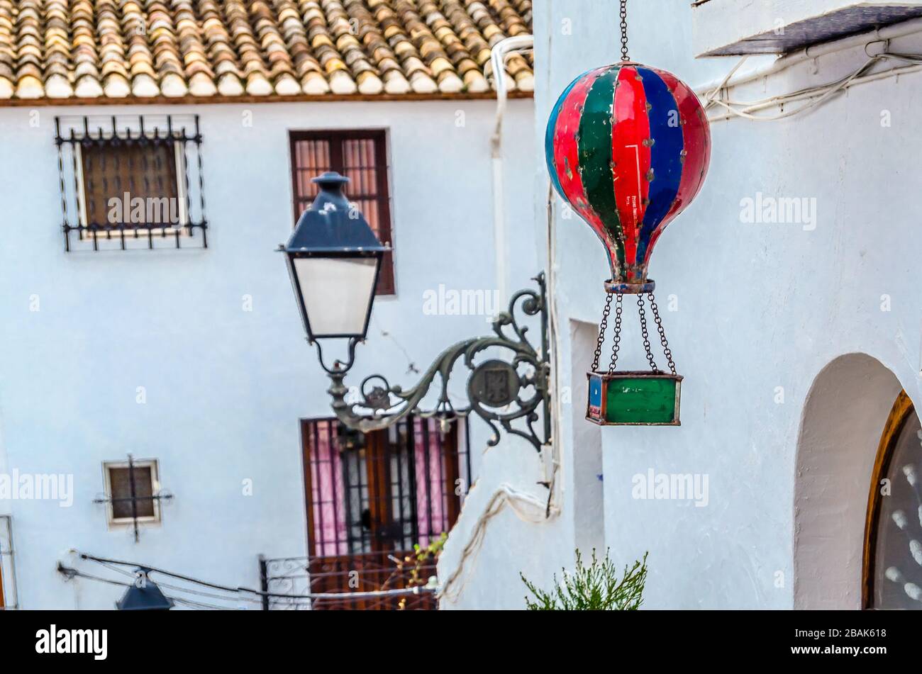 ALTEA, SPANIEN - 28. DEZEMBER 2018: Architektonisches Detail, typisch mediterrane Szene, die die Fassade eines weißen Hauses und dekorative Objekte im zeigt Stockfoto
