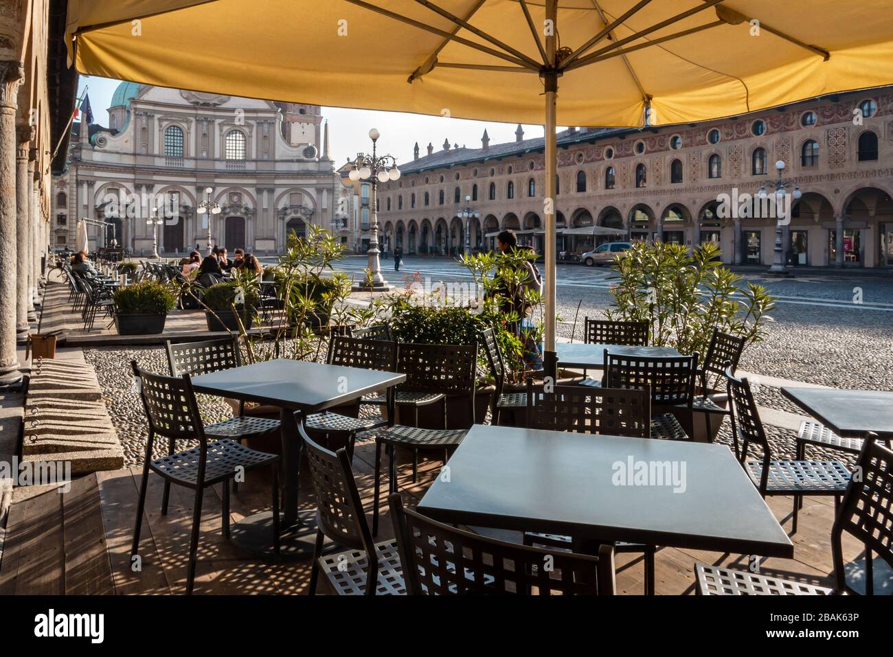 Blick auf den Ducale Platz in der Altstadt von Vigevano, Provinz Pavia, Region Lombardei, Italien Stockfoto