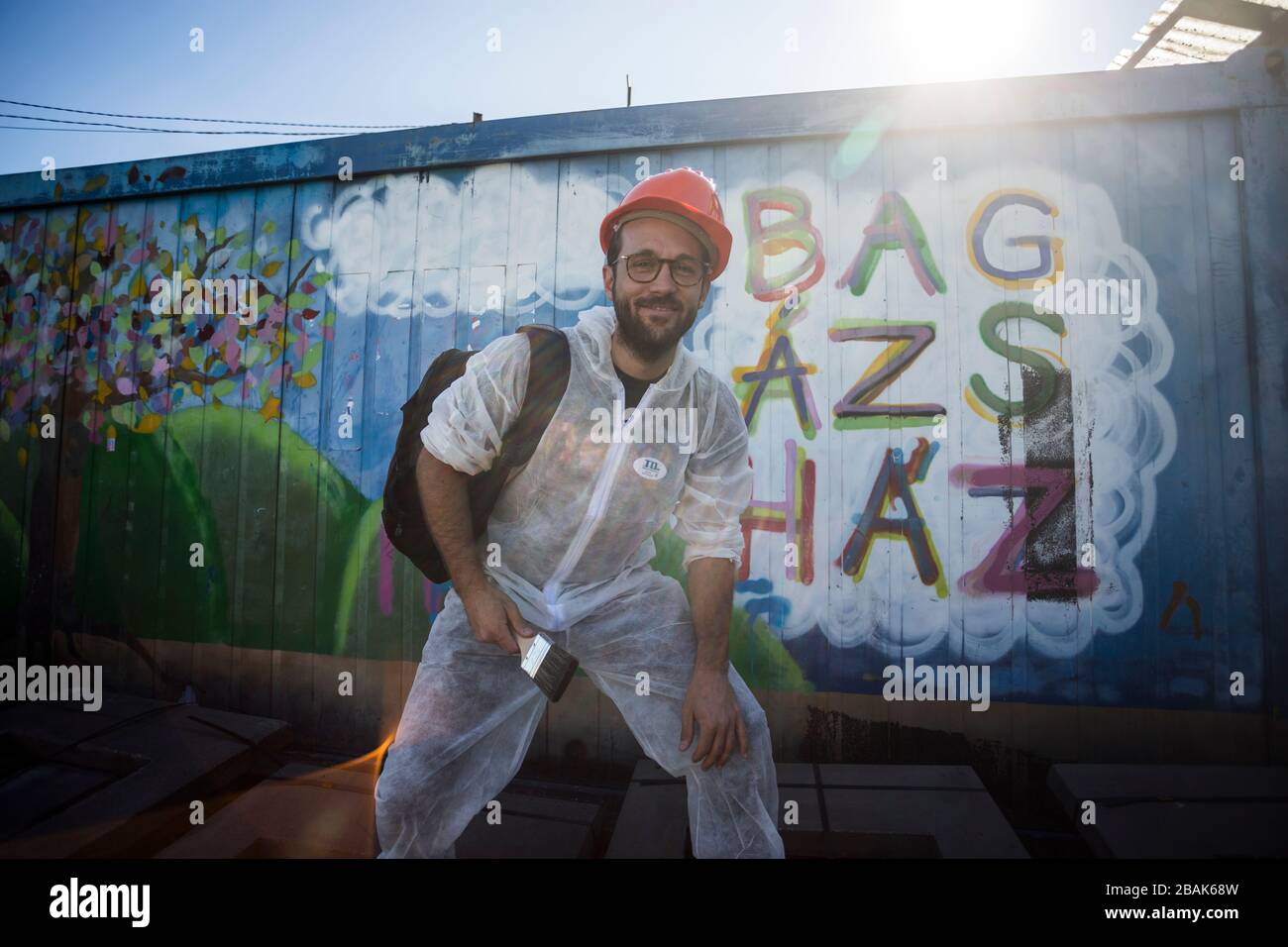 Mann bereit, humanitäre Sanierungsarbeiten im ländlichen Ungarn zu beginnen Stockfoto