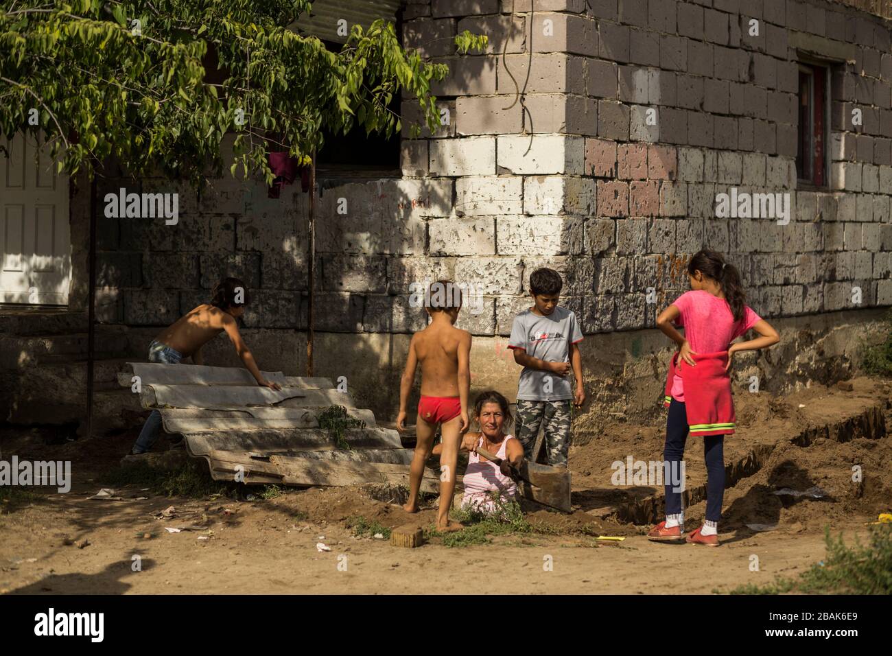Roma-Familie in einem armen, ländlichen Raum Ungarns Stockfoto