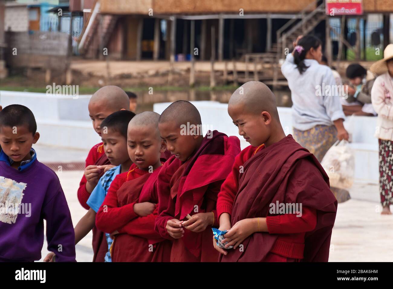 Buddhistische Kindermönche in der Nähe der Phaung Daw oo Pagode, Taunggyi, Myanmar Stockfoto