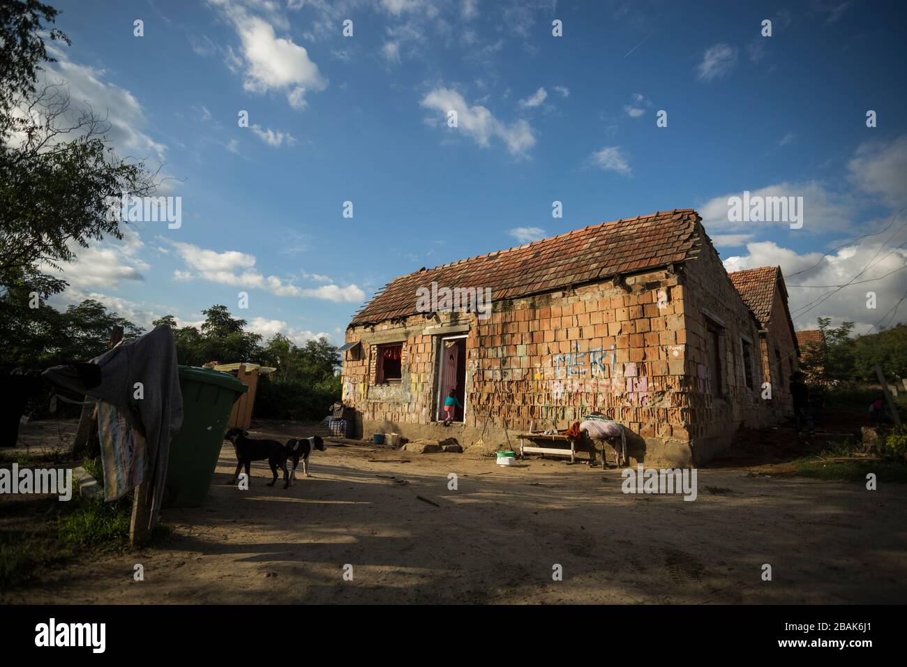 Haus in einer armen Rassentrennung der Roma im ländlichen Ungarn Stockfoto
