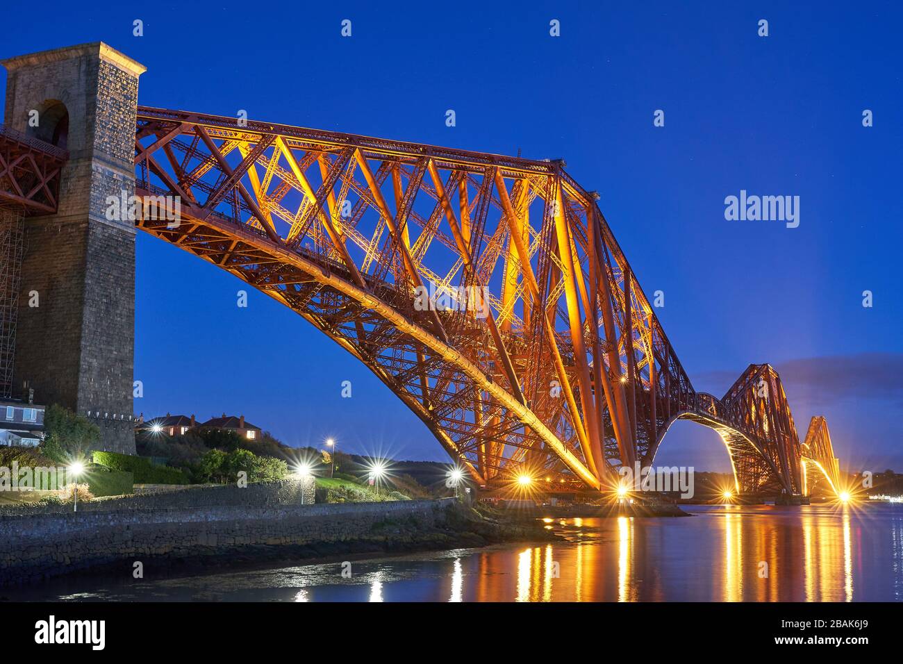 Forth Bridge aus North Queensferry in der Nähe von Edinburgh Scotland Stockfoto