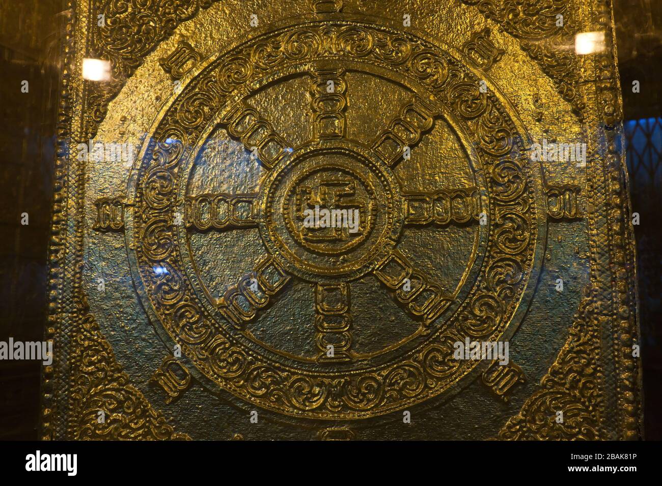 Die vergoldete buddhistische Hakenkreuzdekoration in der Nähe der Buddha-Reliquien in der Botahtaung-Pagode, Yangon, Myanmar Stockfoto