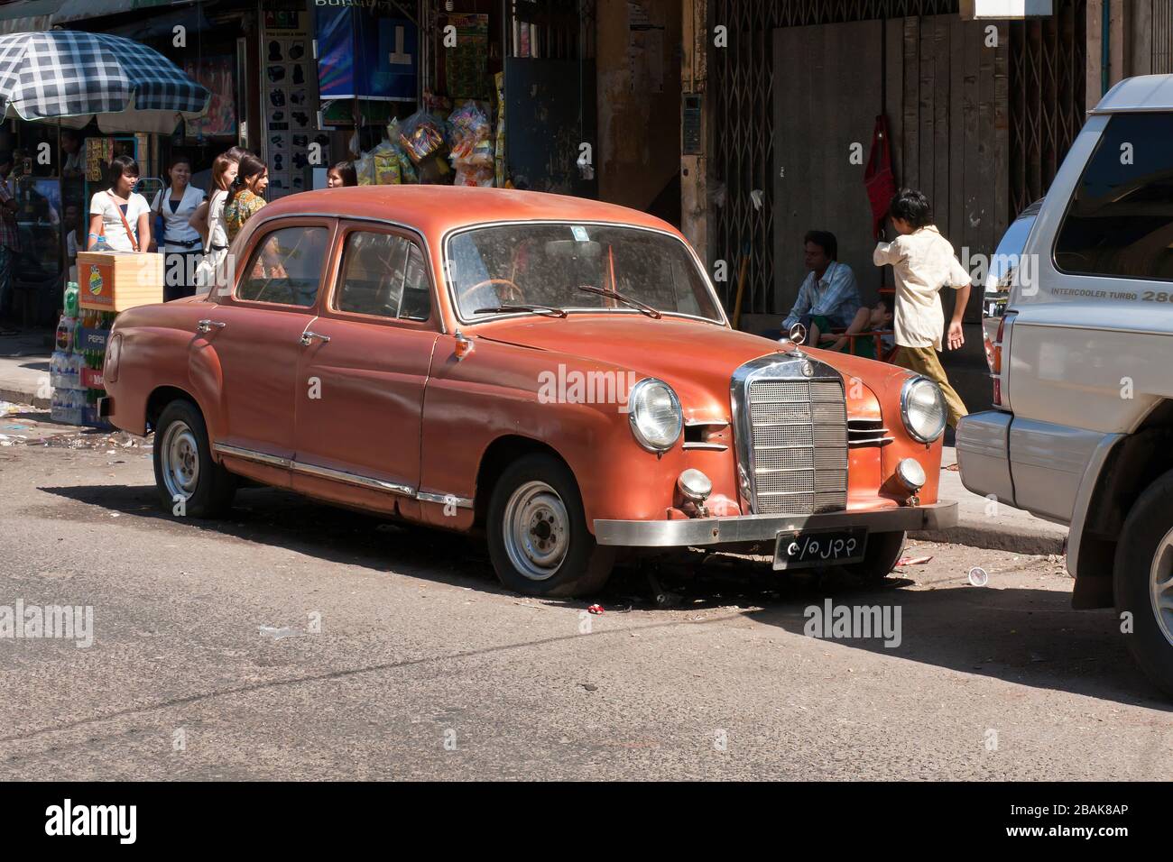 Mercedes Strasse Stockfotos Und Bilder Kaufen Alamy