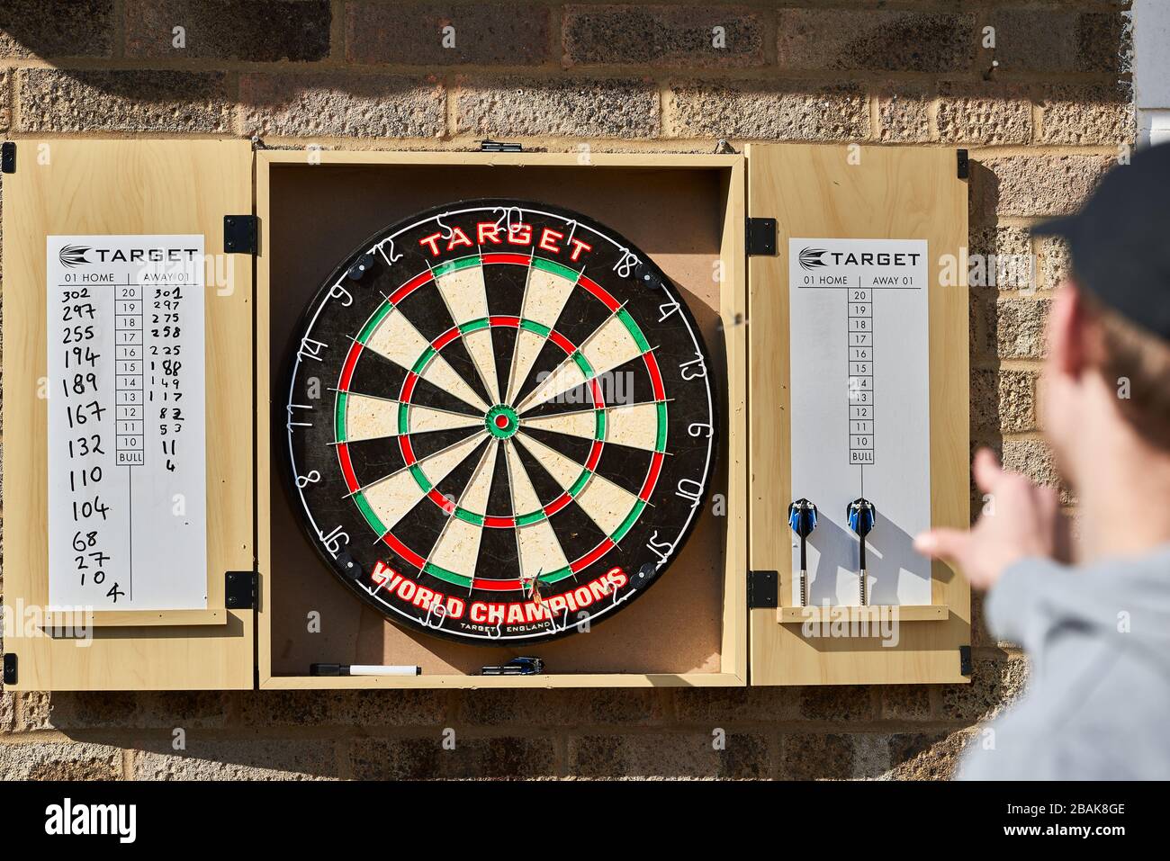 Ein Dartspiel, das die Zeit während des Coronavirus Lockdowns vergehen kann. Stockfoto Ein Dartspiel, das die Zeit während des Coronavirus Lockdowns vergehen kann. Stockfoto