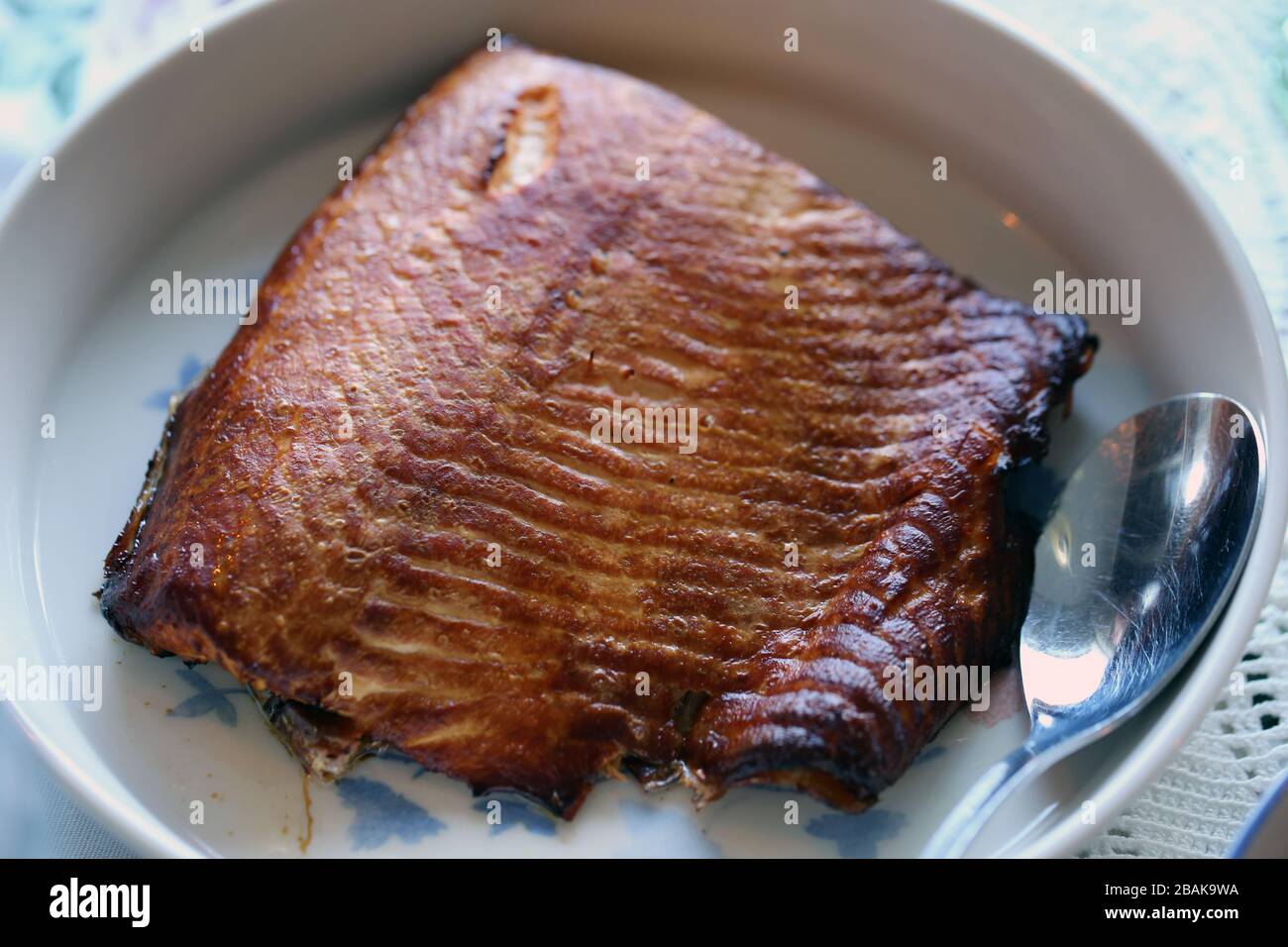 Traditionelle finnische Sommerhüttenkost jeder Finn liebt es, während des Hochsommerfestes und im Sommer im Allgemeinen zu genießen. Köstlicher selbstgemachter Räucherlachs. Stockfoto