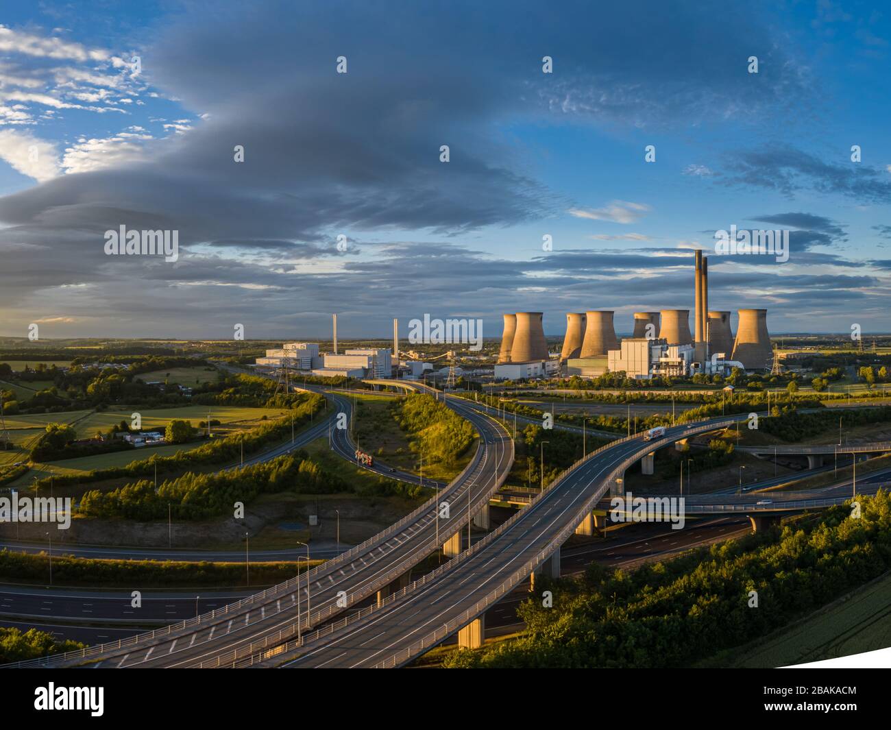 Kohlekraftwerk Ferrybridge und die Autobahn M62 in West Yorkshire in der Nähe von Castleford und Pontefract. Energiekrise im Elektrizitätssektor Stockfoto