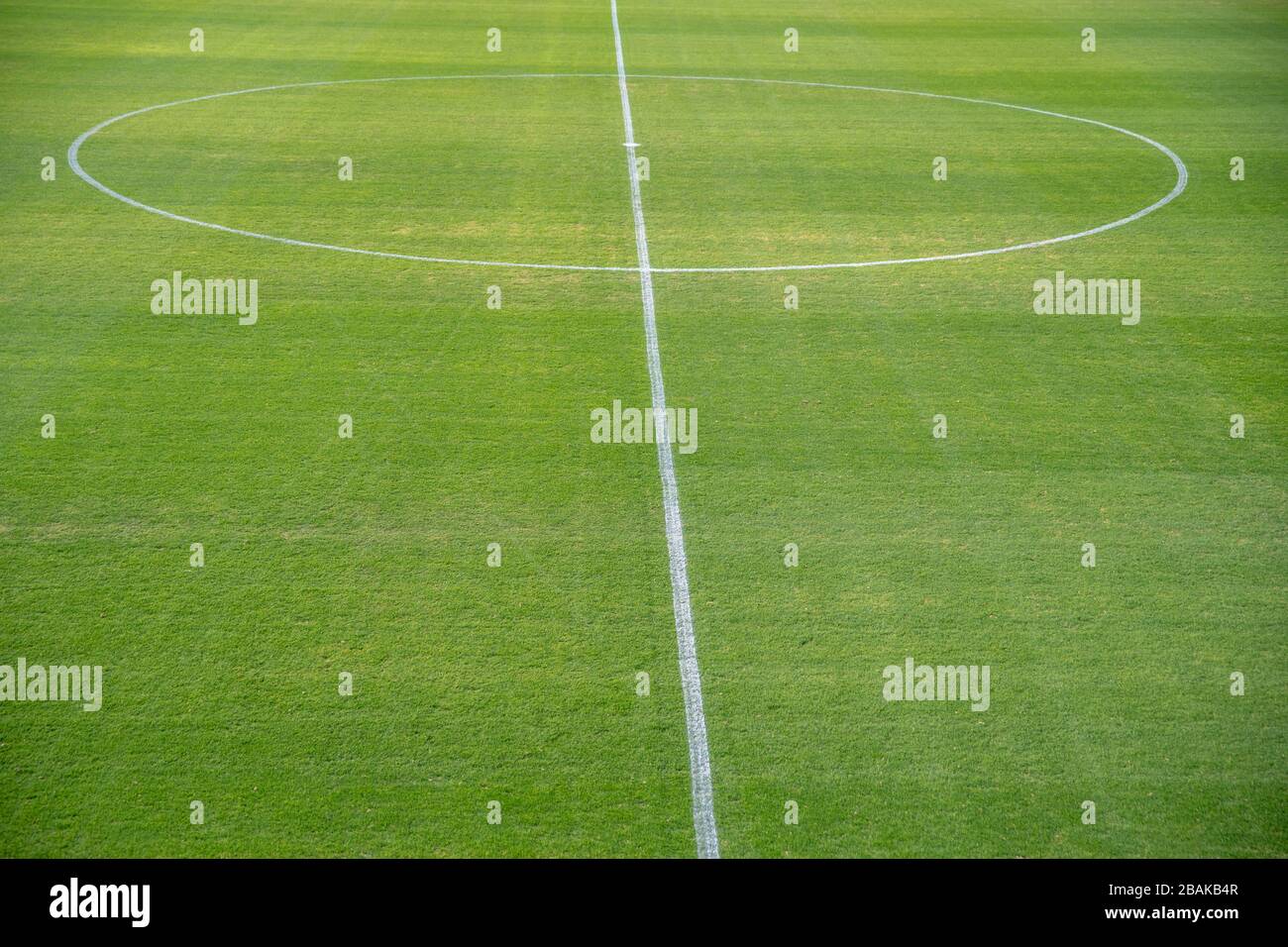 Gepflegter Fußballplatz bereit für das Spiel Stockfoto