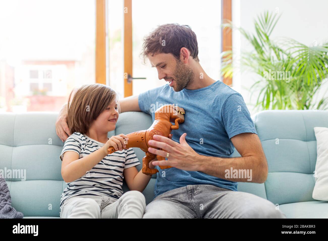 Vater mit seinen Kindern zu Hause spielen Stockfoto