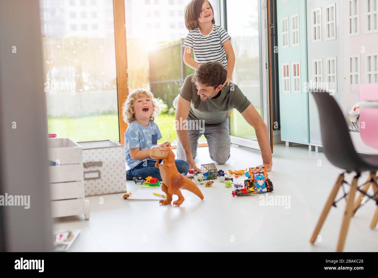 Vater mit seinen Kindern zu Hause spielen Stockfoto