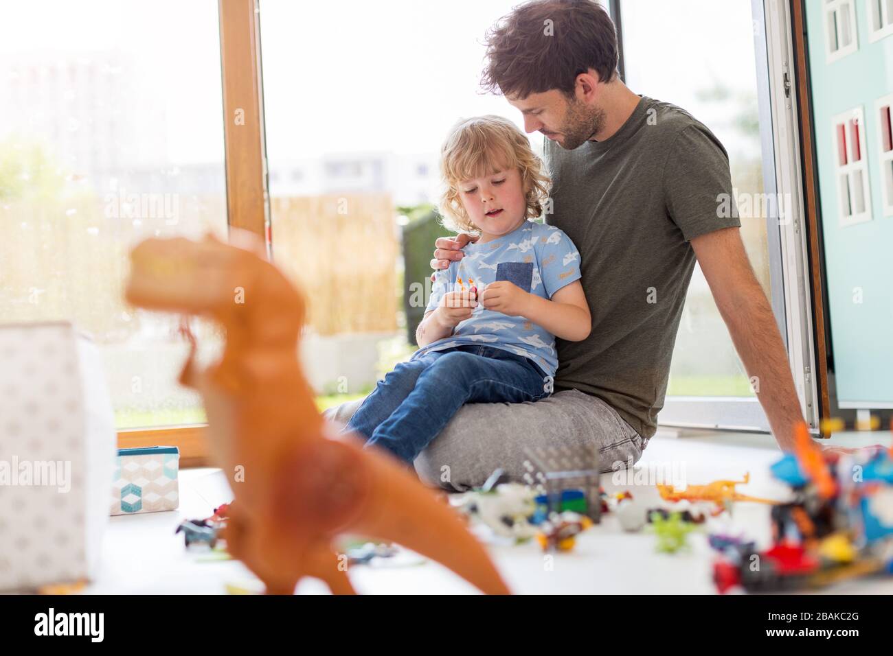 Vater mit seinen Kindern zu Hause spielen Stockfoto