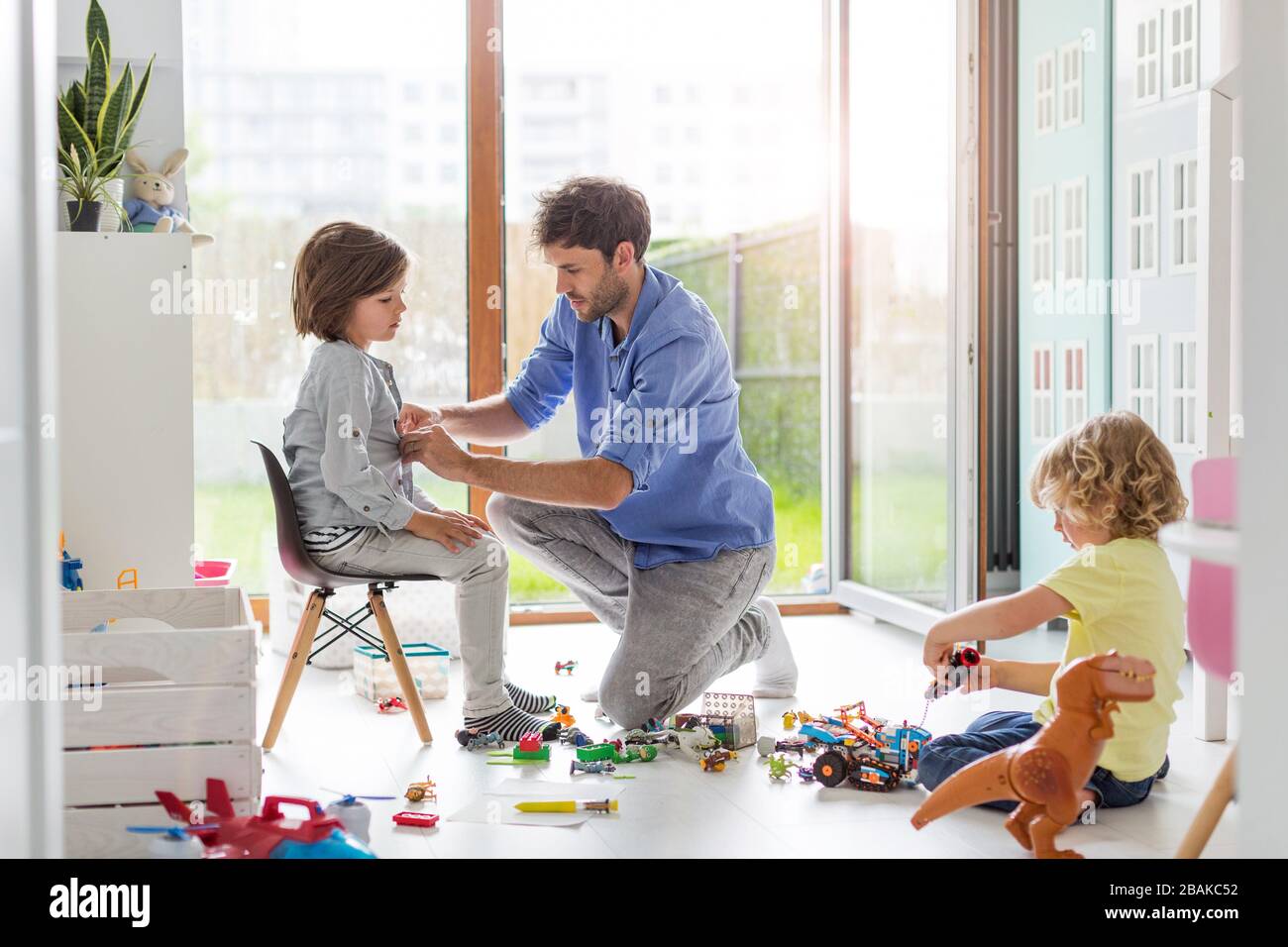 Vater mit seinen Kindern zu Hause spielen Stockfoto
