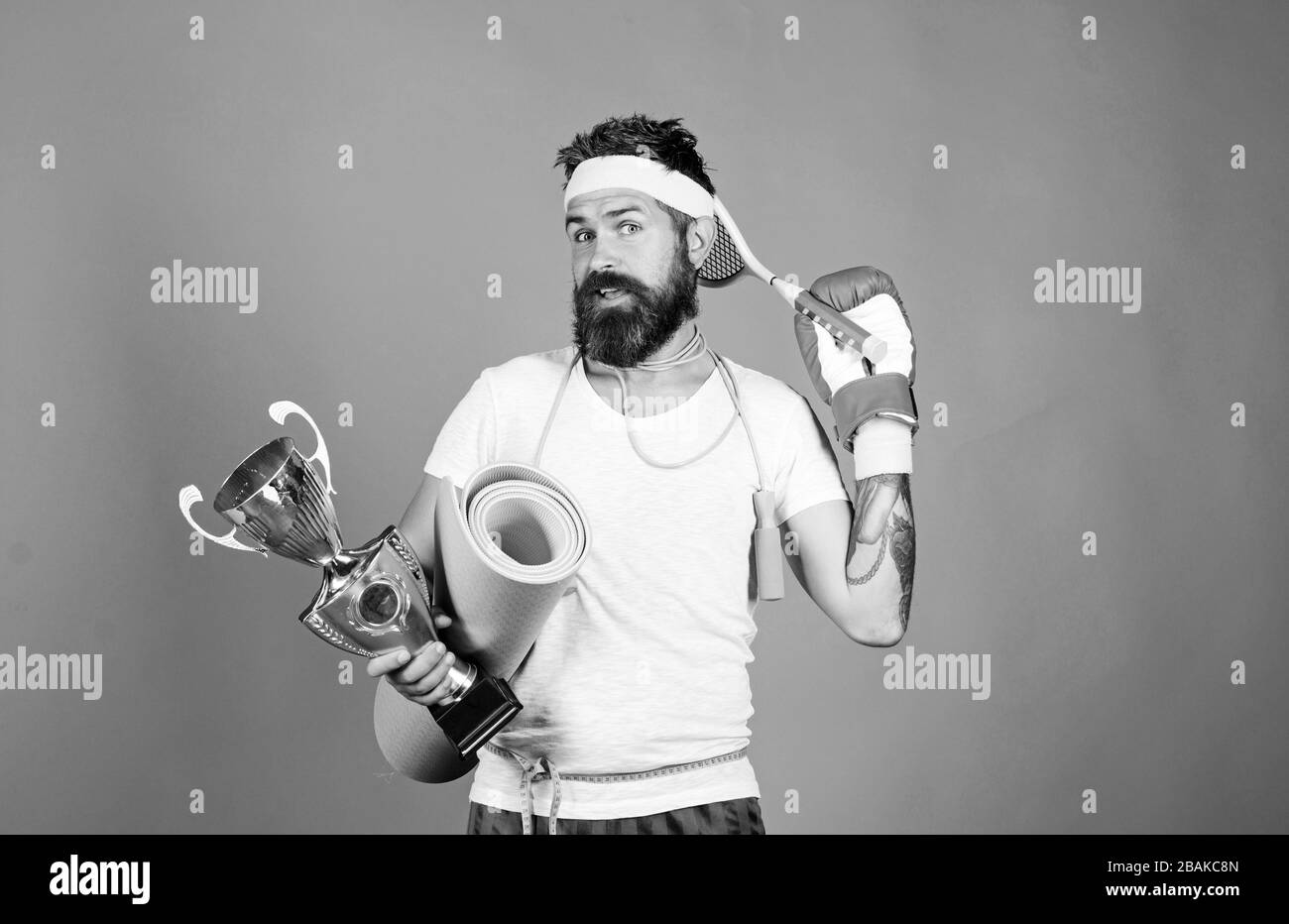 Motivation Konzept. glück Lifestyle. aufgeregt reifen Meister. Sport Shop Sortiment. Erhalten Körper bereit für den Sommer. Man bärtige Athlet halten Sport Equipment. Wählen Sie Sport Sie möchten. Kopieren. Stockfoto