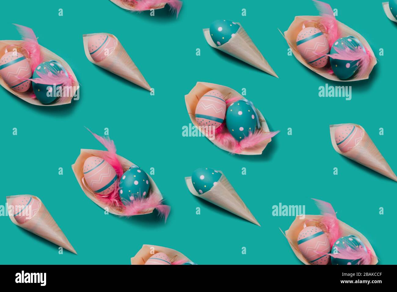 Muster mit farbig verzierten Eiern in Bambuskegeln sehen aus wie Eis- und Bootsplatten auf grünem Minzgrund. Konzept von Ostern, Null Abfall, Ökologie, Kopierraum. Stockfoto