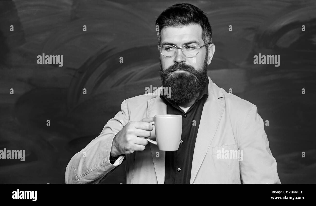 Bildung und Schule Konzept. bärtiger Mann Hipster und Tee zu trinken, in der Schule. für Lektion bereit. reife Lehrerin an der Tafel. In Richtung wissen. Guten Morgen Kaffee. zurück zu Schule. Intelligent. Stockfoto