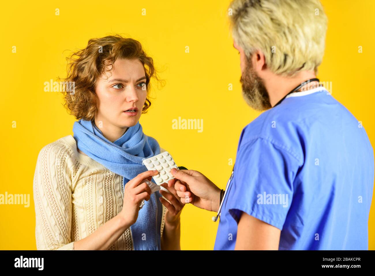 Medikamente werden Ihnen helfen. Medizinische Fachkräfte. Gesundheitswesen und Medizin. Arzt und Patient diskutieren über Behandlung, Beratung zur Diagnose der Krankheit, Arzt- und Patientenbesprechung im Krankenhaus. Stockfoto