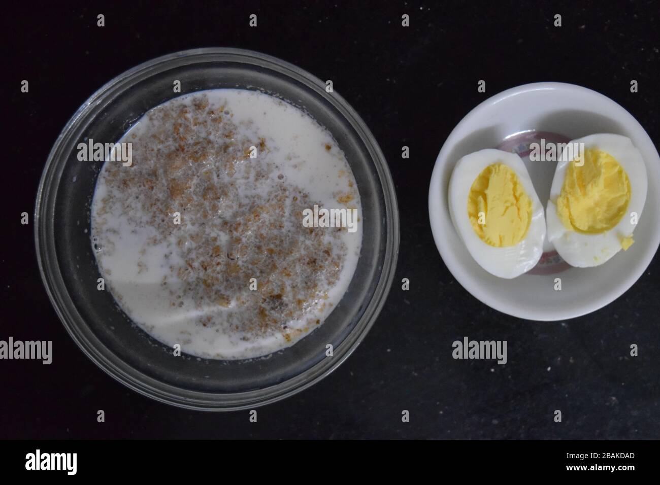 Weizen gemischt mit fettarmer Milch und Honig mit vollem Ei kochen Stockfoto