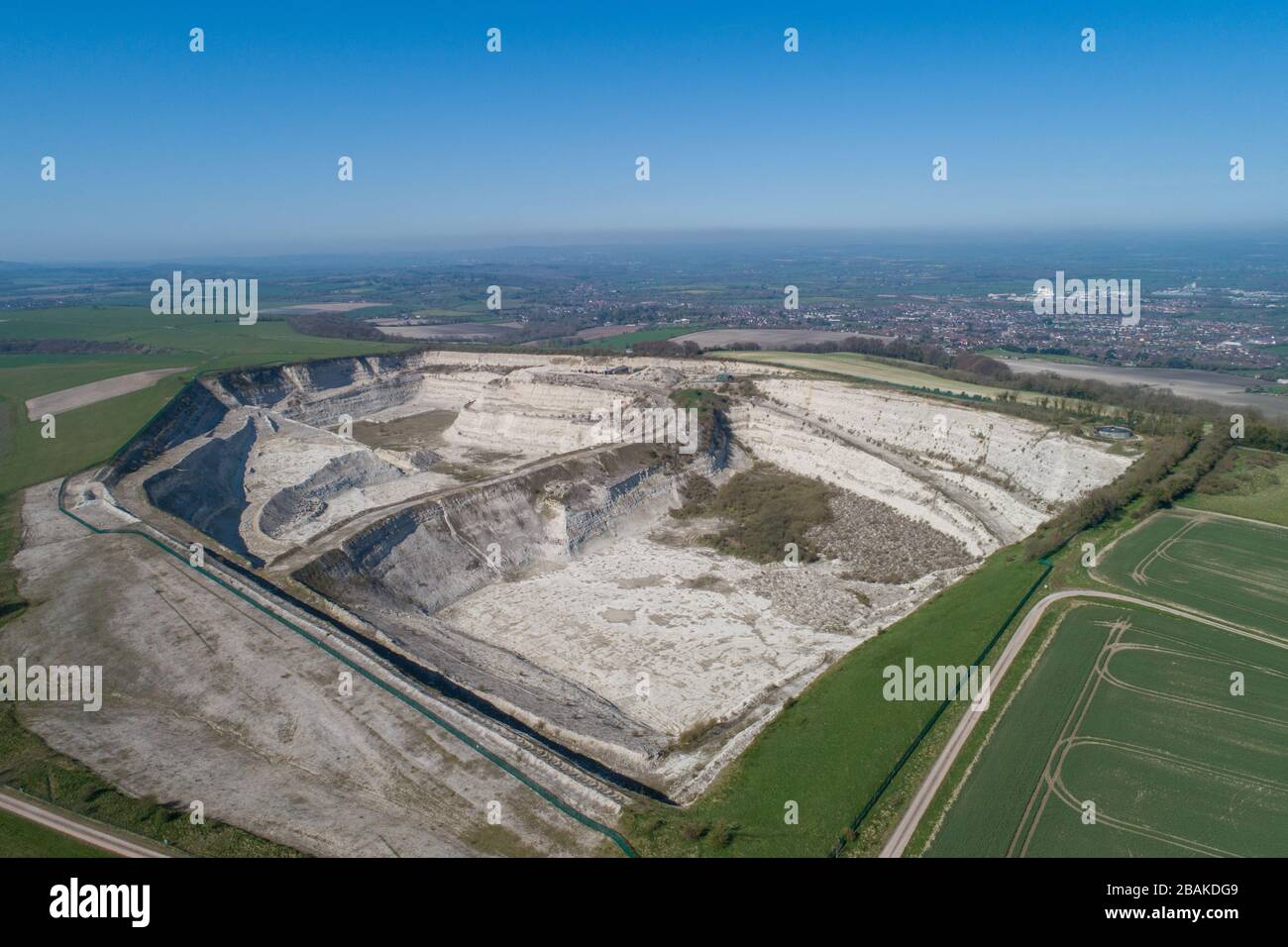 Ein Luftbild des großen stillgelegten Kreidebruchs, der früher von Westbury Cement Works in Westbury, Wiltshire, verwendet wurde. Stockfoto