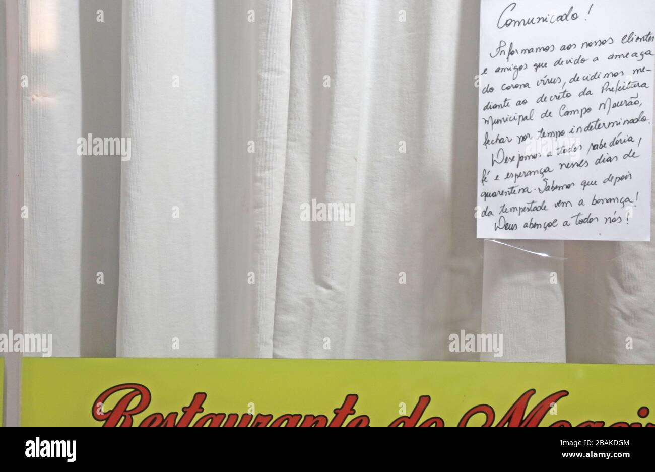 CAMPO MOURÃO, PR - 27.03.2020: COMERCIANTES DEIXAM RECADOS DE ESPERANÇA - Händler aus Campo Mourão, in der Region Midwest in Paraná, die Handelsbetriebe geschlossen haben, um die Ausbreitung von Covid-19 zu verhindern, hinterlassen den Kunden Botschaften von Komfort und Hoffnung. Alle Handelspunkte schlossen ihre Türen 15 Tage lang, am 19., als die Stadt fünf Verdachtsfälle des neuen Coronavirus vorstellte. Campo Mourão hat zwei bestätigte Krankheitsfälle. Um das Ansteckungsrisiko zu minimieren, beginnt die Stadt am Sonntag (29), einer Desinfektionsarbeit der Straßen in der Nähe der Gesundheitseinrichtungen und des Busterminals Stockfoto