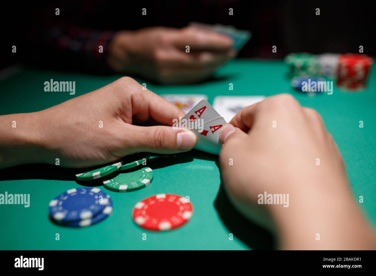 Poker Asse Paar. Grüner Pokertisch mit Top-Paar. casino Glücksspiel. Karten aus der Nähe spielen Stockfoto
