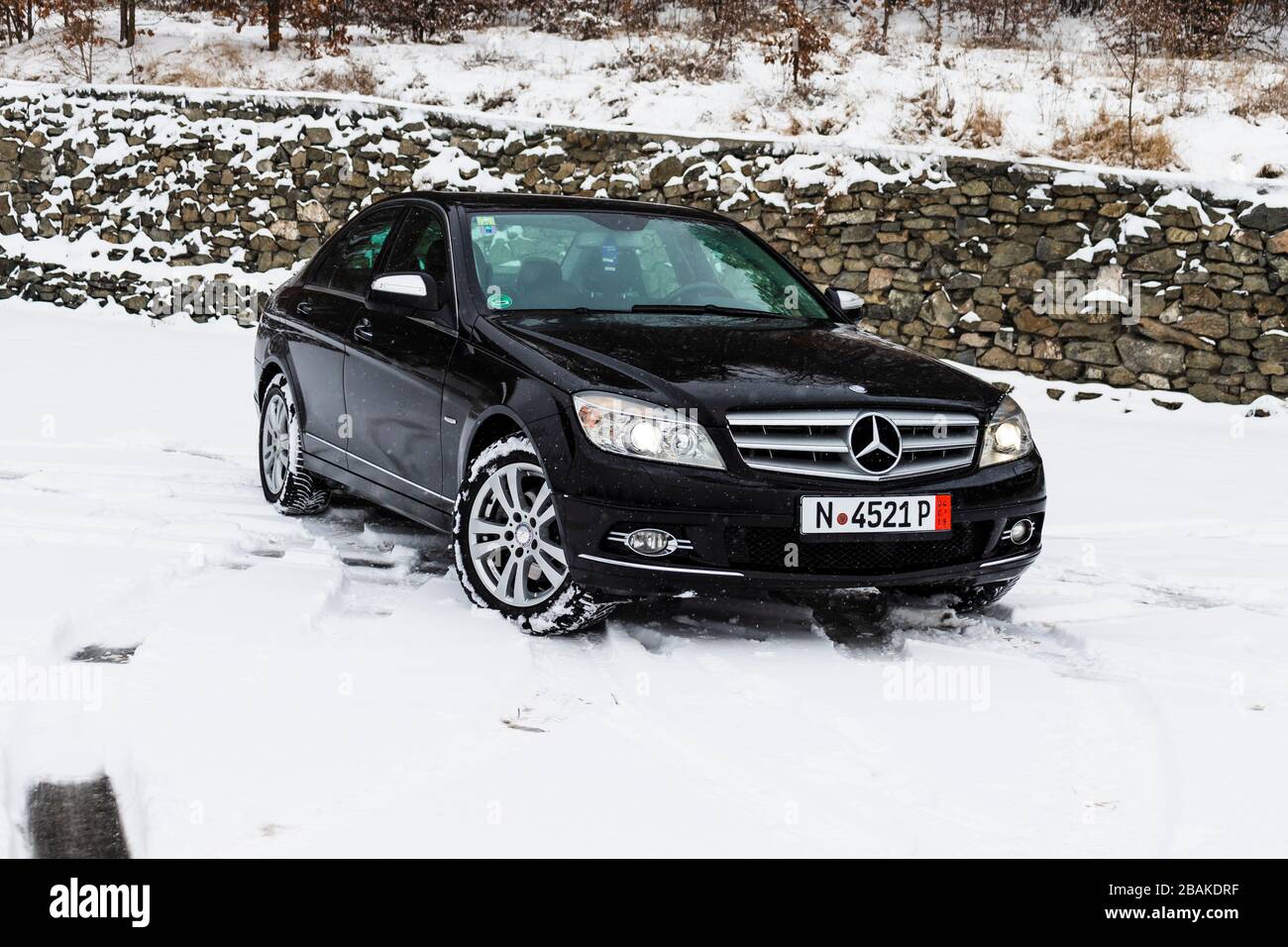 Mercedes Benz W204, Jahr 2008, Avantgarde-Trimm, isoliert auf einem leeren Parkplatz - Winterfotosession. Stockfoto