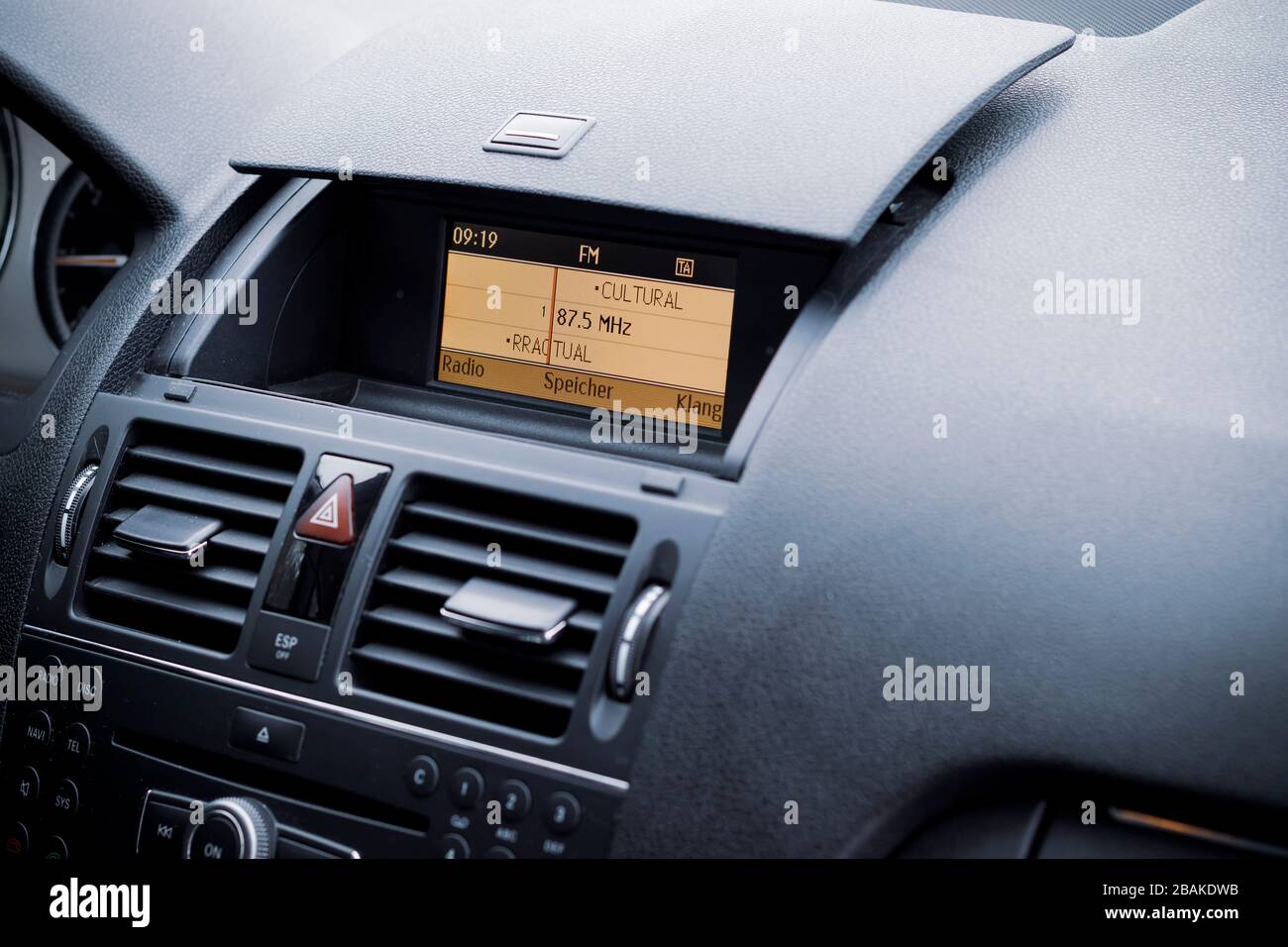 Innenraum im dunklen Fahrzeug - Lenkrad, Schalthebel und Armaturenbrett. Auto modernes Facelift Mercedes E250 Modell in der Innenansicht. Vorderansicht. Stockfoto