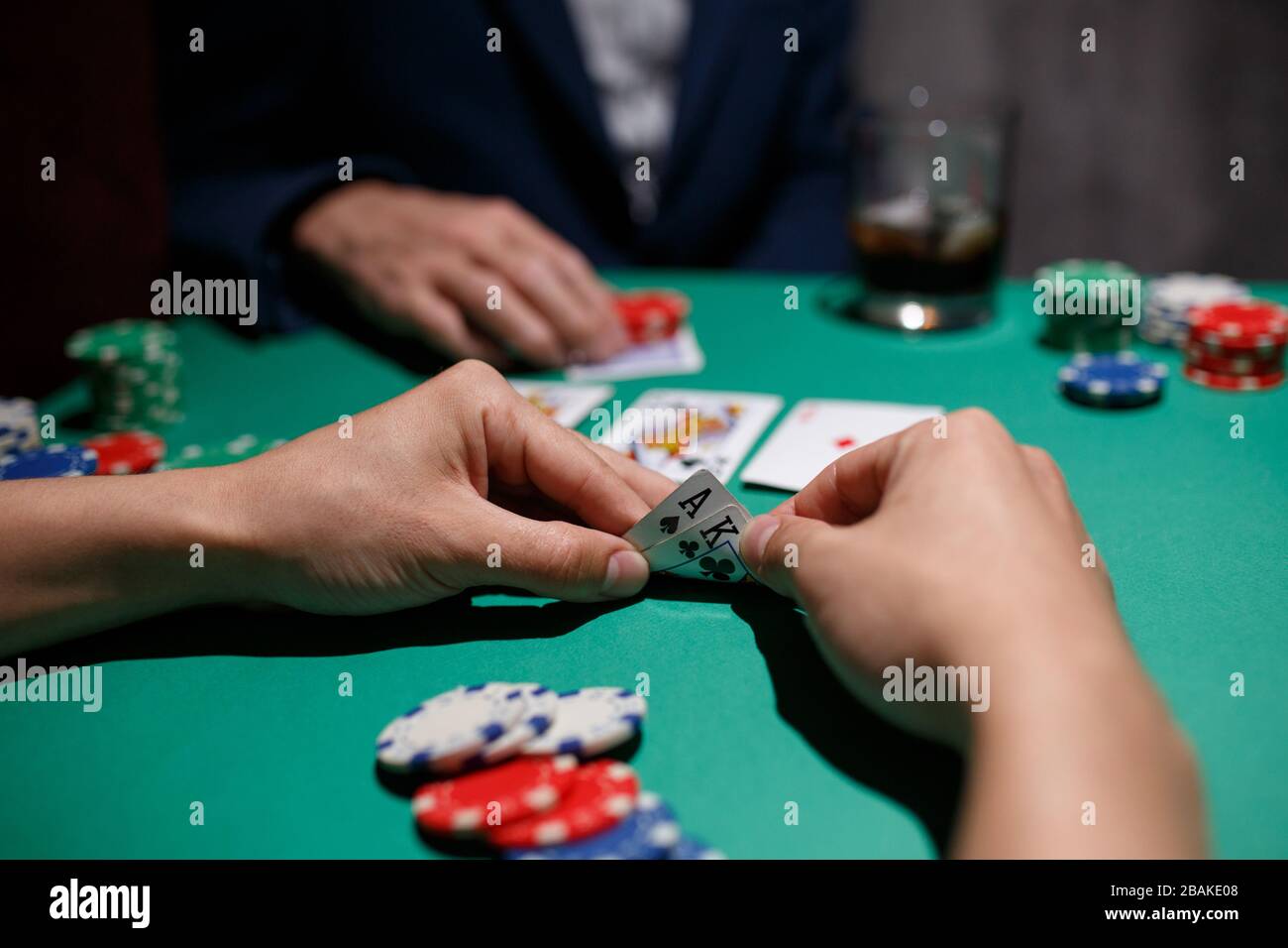 Poker Asse Paar. Grüner Pokertisch mit Top-Paar. casino Glücksspiel. Karten aus der Nähe spielen Stockfoto