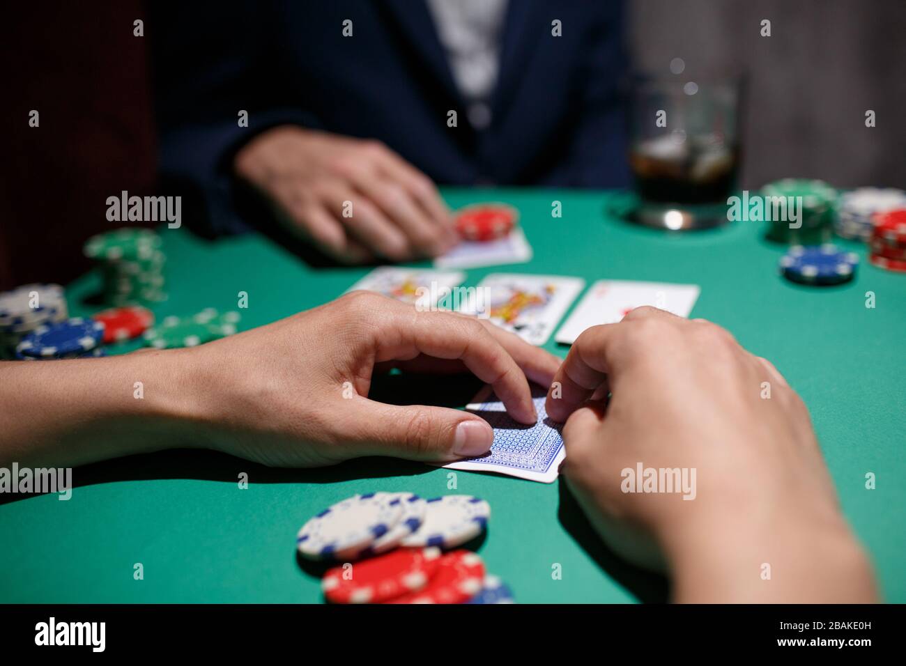Poker Asse Paar. Grüner Pokertisch mit Top-Paar. casino Glücksspiel. Karten aus der Nähe spielen Stockfoto