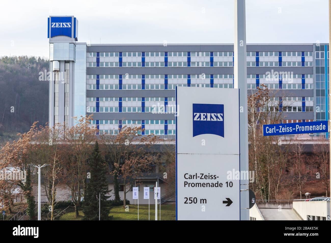 Jena - 12. Januar 2020: Zeiss Zentrale in Jena Carl Zeiss ist ein deutsches Unternehmen, das sich auf optische Instrumente, Optik und Objektive spezialisiert hat Stockfoto