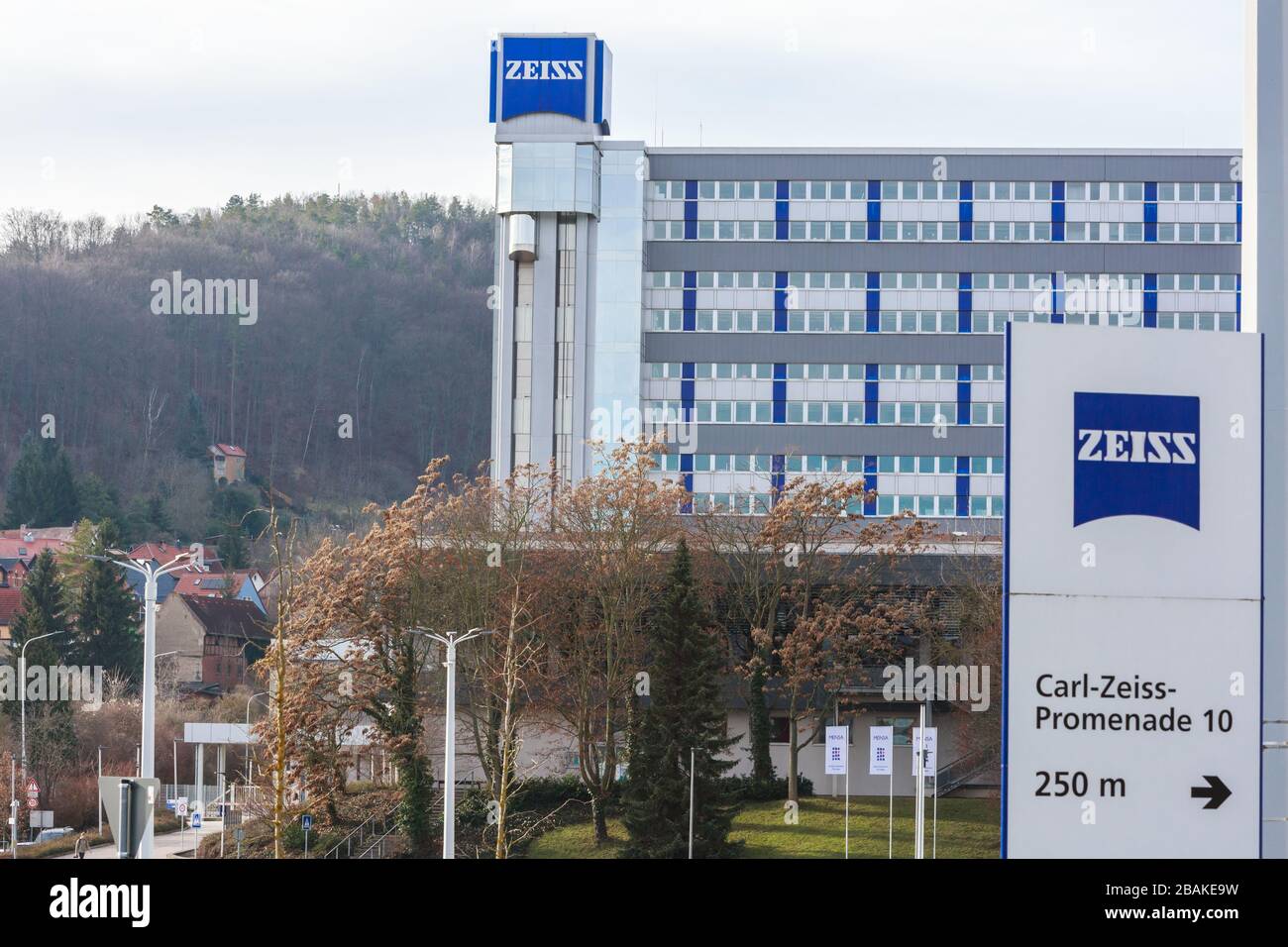 Jena - 12. Januar 2020: Zeiss Zentrale in Jena Carl Zeiss ist ein deutsches Unternehmen, das sich auf optische Instrumente, Optik und Objektive spezialisiert hat Stockfoto