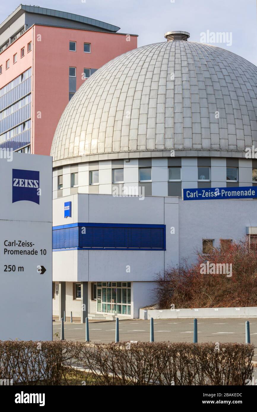 Jena - 12. Januar 2020: Zeiss Zentrale in Jena Carl Zeiss ist ein deutsches Unternehmen, das sich auf optische Instrumente, Optik und Objektive spezialisiert hat Stockfoto