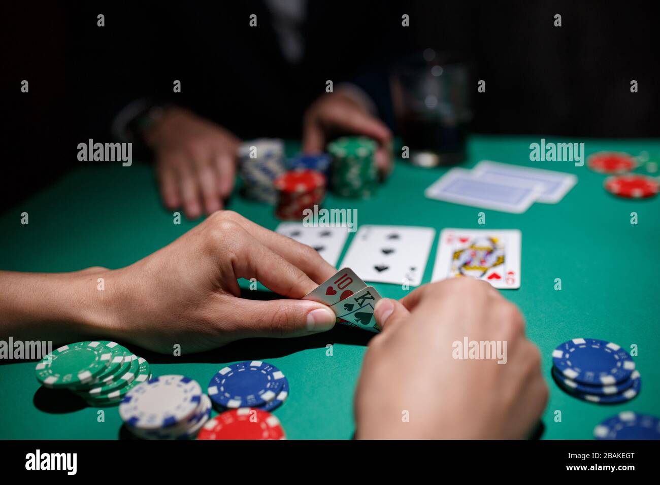 Pokerspieler setzt alle Chips. Große Pokerrisiken. Pokertisch und Nahaufnahme Stockfoto