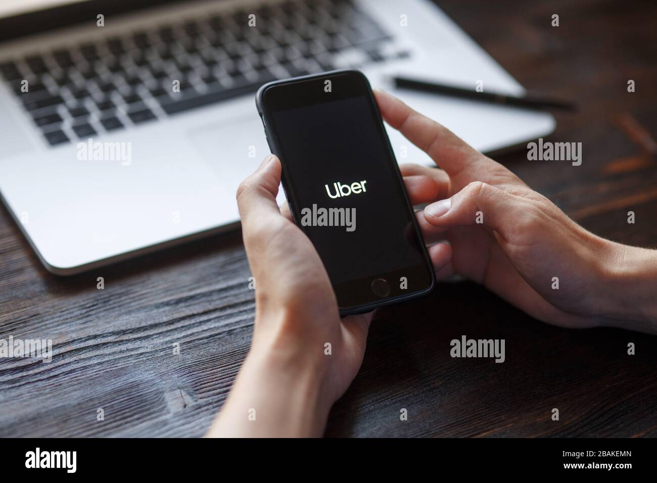Uber-Anwendung. Uber Technologies Inc. Ist ein amerikanisches Technologieunternehmen mit Hauptsitz in San Francisco, Kalifornien, USA Stockfoto