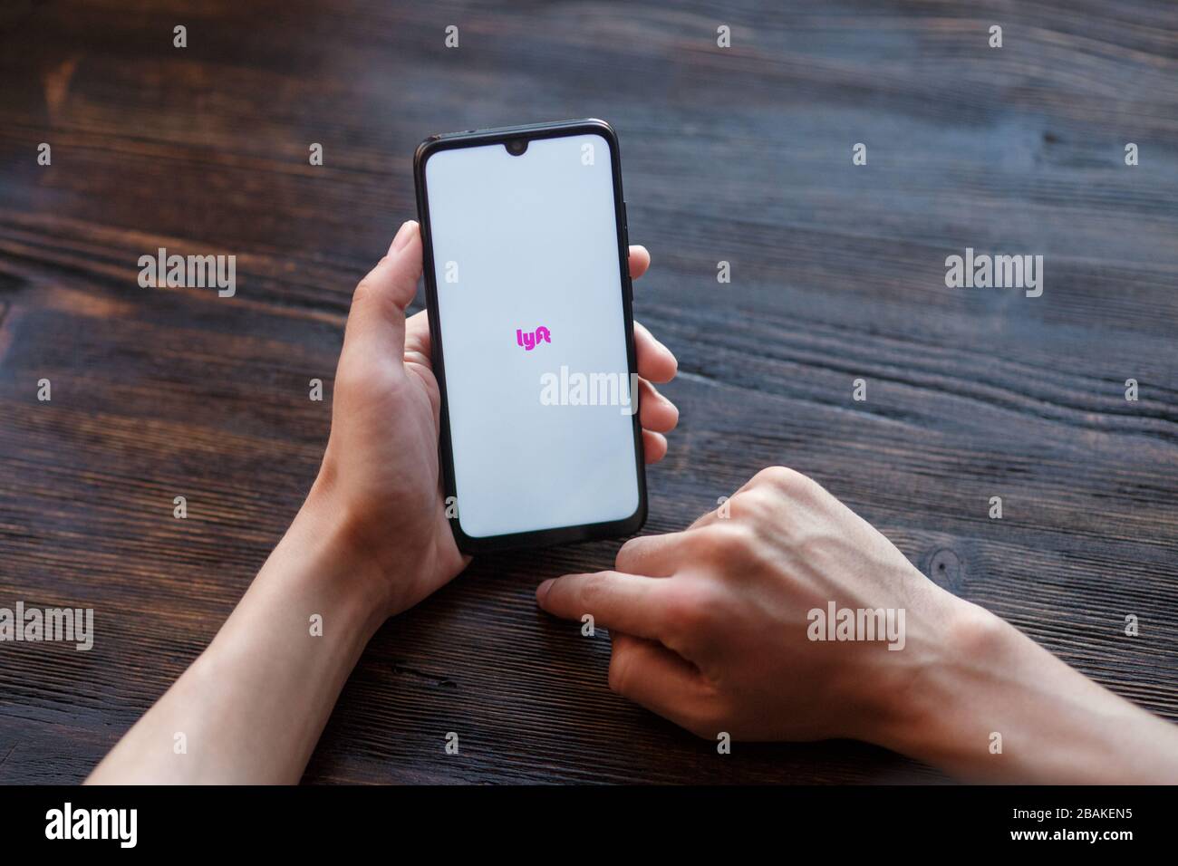 Mann bestellt ein Taxi online über die Anwendung Lift. Telefon close-up Stockfoto