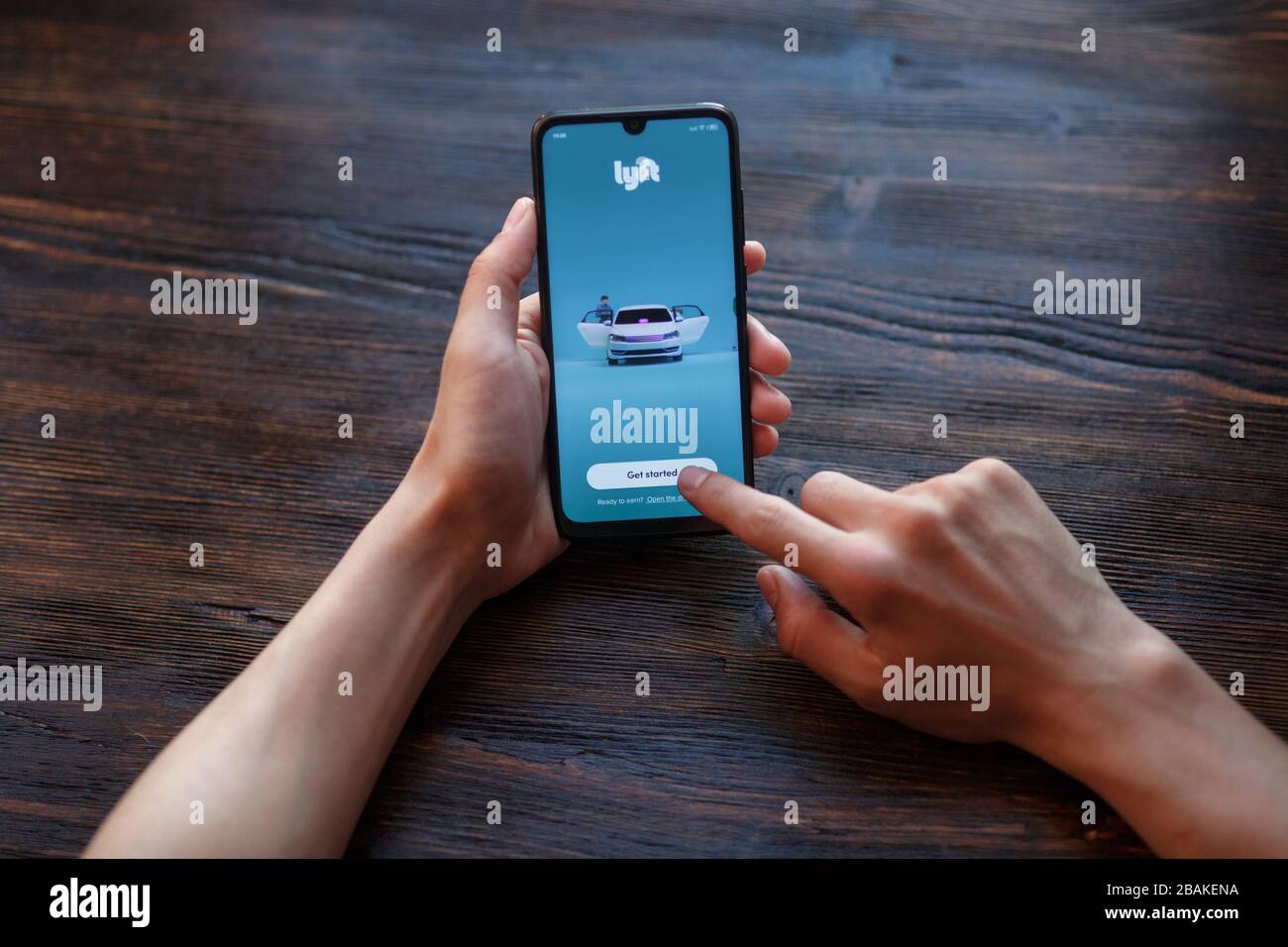 Mann bestellt ein Taxi online über die Anwendung Lift. Telefon close-up Stockfoto