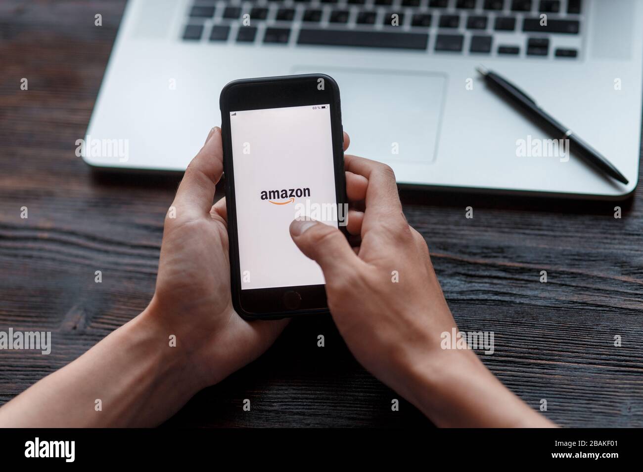 Online-Shopping über das Telefon. Hände mit Telefon Nahaufnahme Einkaufen über amazon Stockfoto