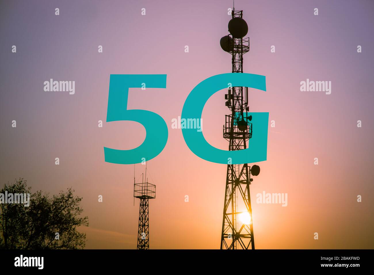 5G-Funksende-Tower mit Antennen zur Abdeckung Stockfoto