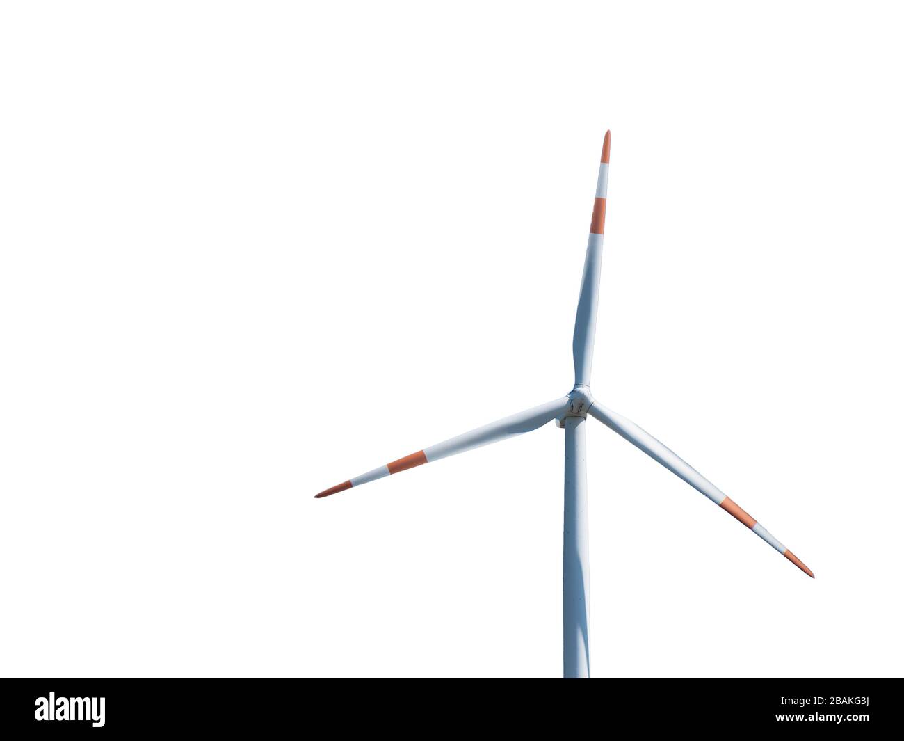Windenergieanlage isoliert auf weißem Hintergrund. Erneuerbare alternative Energie. Stockfoto