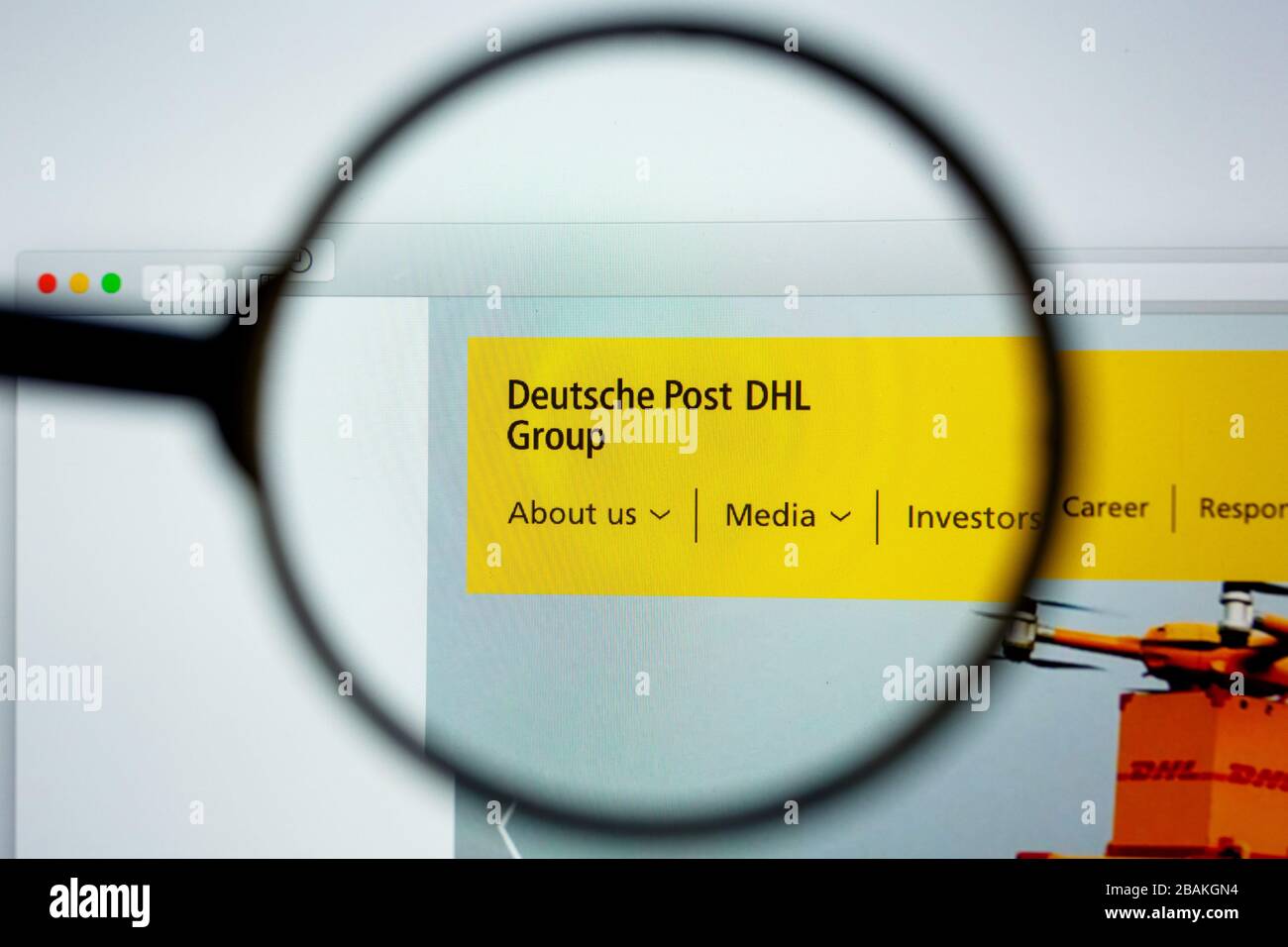 Los Angeles, Kalifornien, USA - 12. Juni 2019: Illustrative Editorial der Homepage der Deutsche Post DHL Group. Amazon-Logo auf dem Bildschirm sichtbar Stockfoto