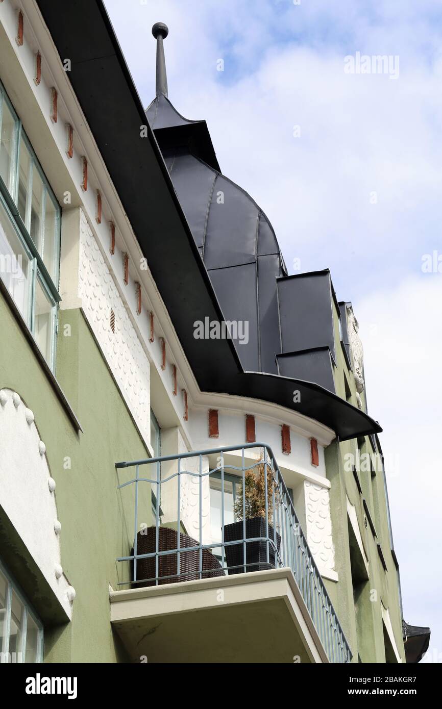 Gebäude im Jugendstil im Stadtteil Eira im Zentrum von Helsinki Finnland, Juni 2019. Schöne bunte Viertel mit einzigartigen Gebäuden. Stockfoto