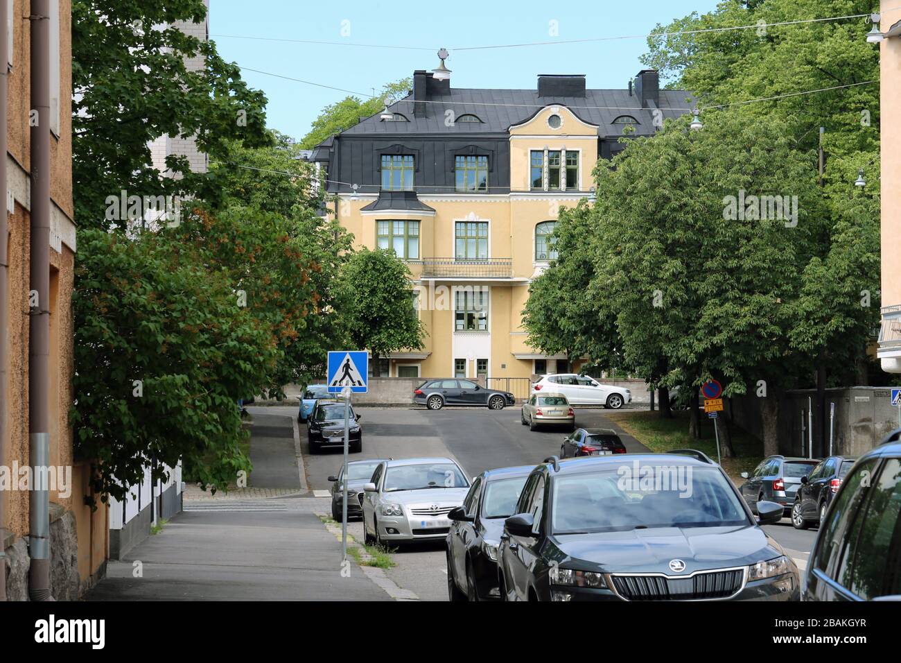 Gebäude im Jugendstil im Stadtteil Eira im Zentrum von Helsinki Finnland, Juni 2019. Schöne bunte Viertel mit einzigartigen Gebäuden. Stockfoto