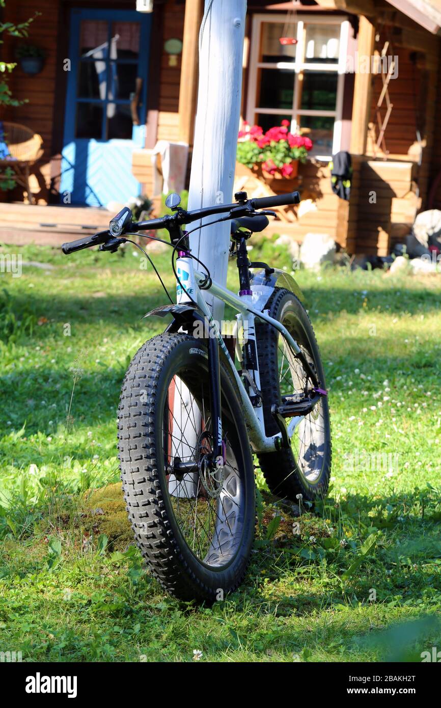 Fat Bike in einem Sommerhaus im Juli 2019, Lammi Finnland fotografiert. Fat Biken ist ein Spaß, aber Kalorien verbrennen Aktivität. Farbfoto. Stockfoto