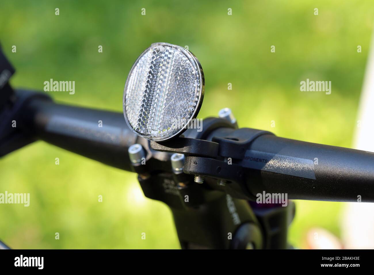 Fat Bike in einem Sommerhaus im Juli 2019, Lammi Finnland fotografiert. Fat Biken ist ein Spaß, aber Kalorien verbrennen Aktivität. Farbfoto. Stockfoto