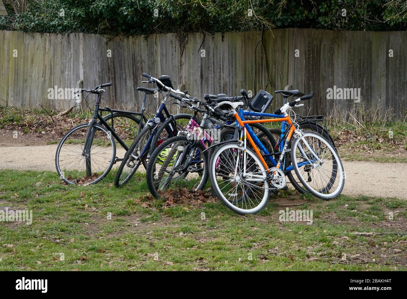 Fahrräder, die am Tor des Richmond Park eingesperrt sind, da Radfahrer wegen der hohen sozialen Distanzierung aus dem Richmond Park verbannt werden, da Großbritannien weiterhin in der Blockierung ist, um die Ausbreitung des Coronavirus einzudämmen. Stockfoto