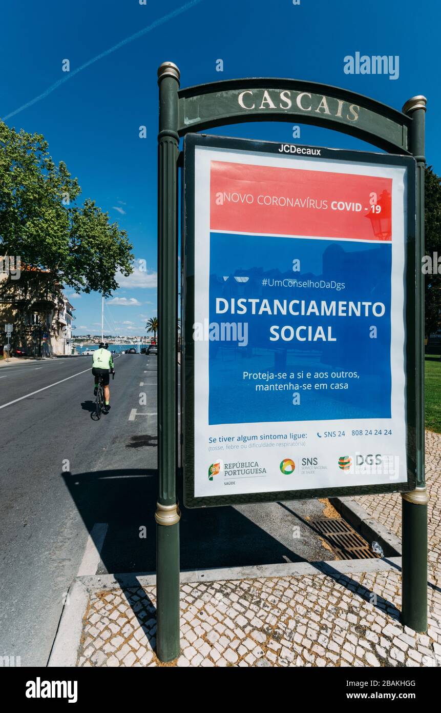 Öffentliches Gesundheitsschild in Cascais, Portugal, das die soziale Distanzierung aufgrund der Coronavirus Covid-19 Epidemie berät Stockfoto