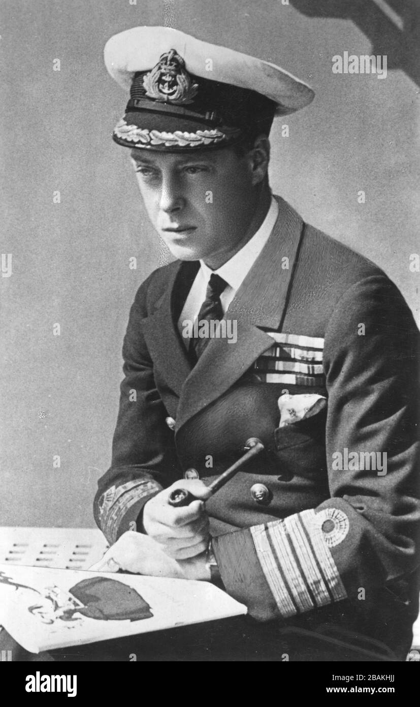 Der H.R.H. Prince of Wales (1894-1972) Ende der 1930er Jahre. Später wurde er König Edward VIII Hier sitzt er im Inneren des britischen Naval Ship H.M.S. Repulse. Er raucht beim Lesen einer Zeitschrift oder eines dünnen Buches eine Pfeife. Geblümtes Taschentuch in der Jackentasche beachten. Um meine Royals-bezogenen Vintage-Bilder zu sehen, suchen Sie: Prestor Vintage Royal Stockfoto