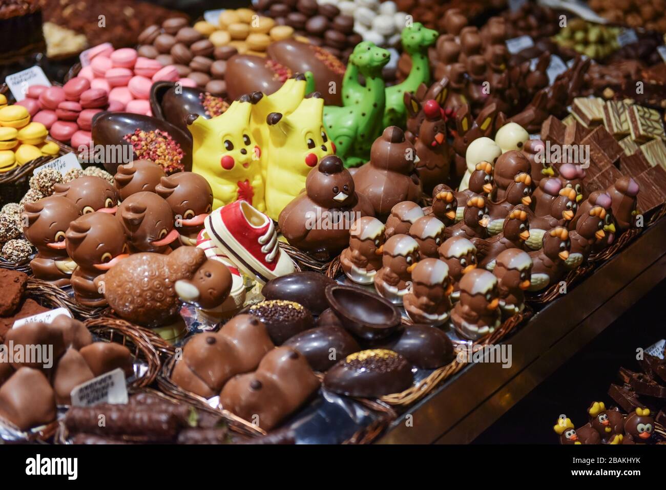 Schokoladenbonbons für ostern im kleinen Laden in Barcelonashop Stockfoto